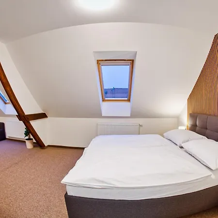 Hotel A Restaurace Ruze Podborany